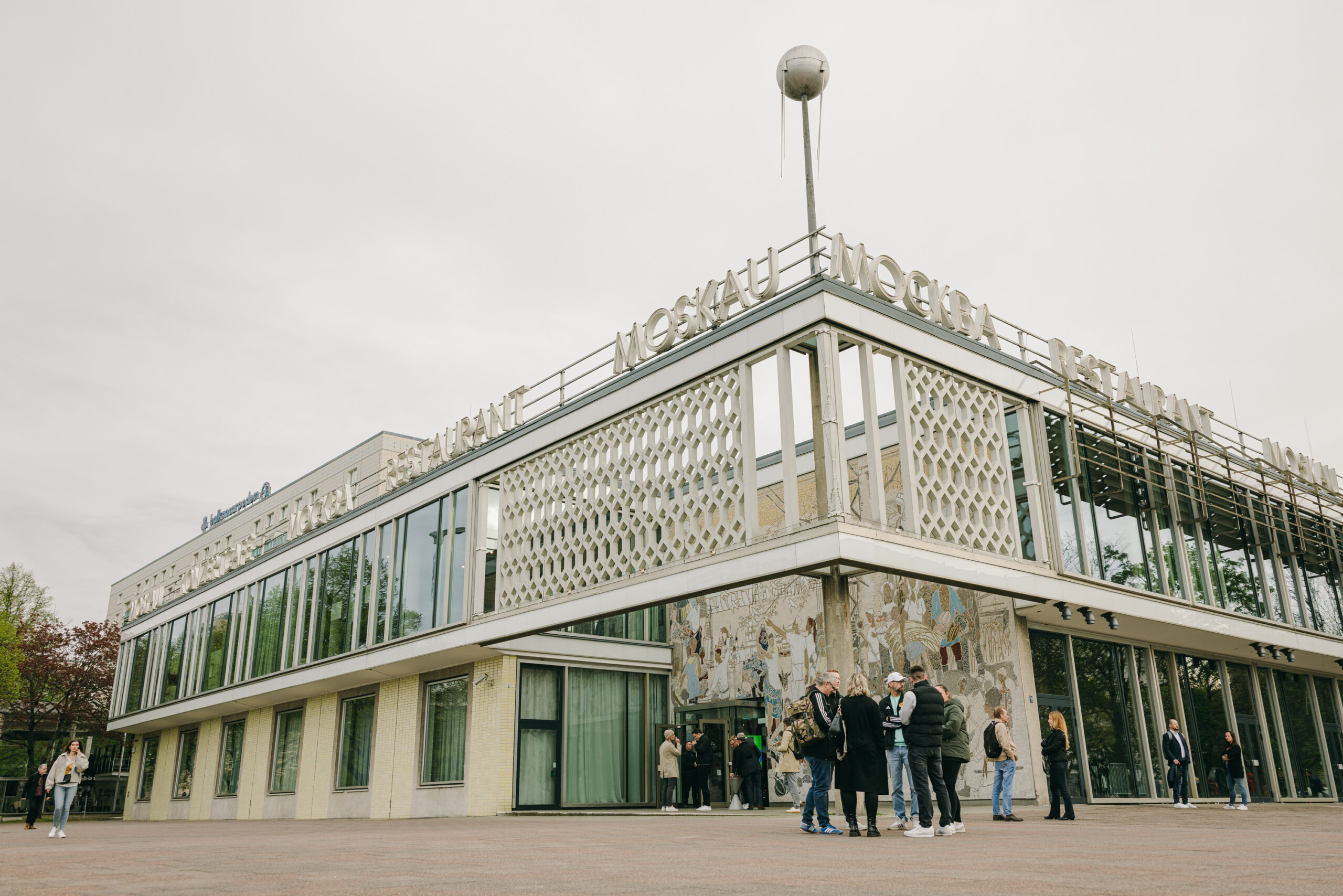 20240411-6ZBF-10-JAHRE-JUBILAeUM-CAFE-MOSKAU-BERLIN-OFFENBLENDE-MB-158