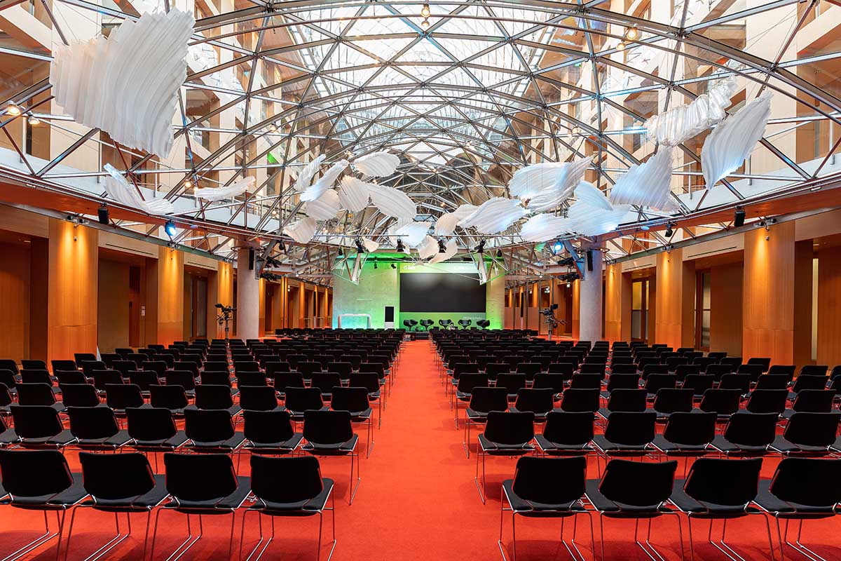 axica-forum-konferenz-tag-schwarze-stuehle-4